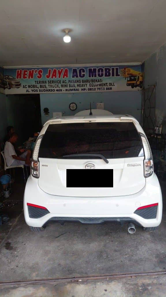 Pemeriksaan bagian belakang Daihatsu Sirion