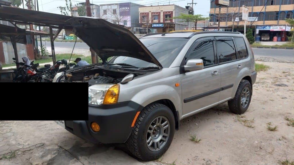 Nissan X-Trail tampak keseluruhan saat perbaikan lahar fuli AC
