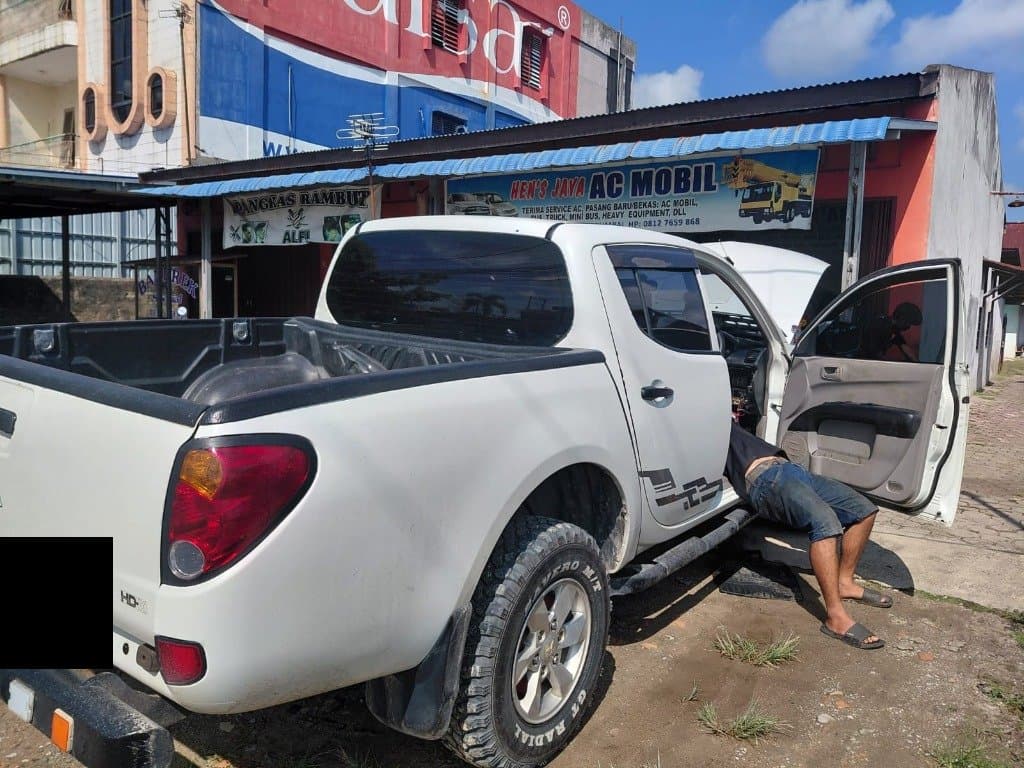 Pembongkaran unit pendingin kabin dan kompresor