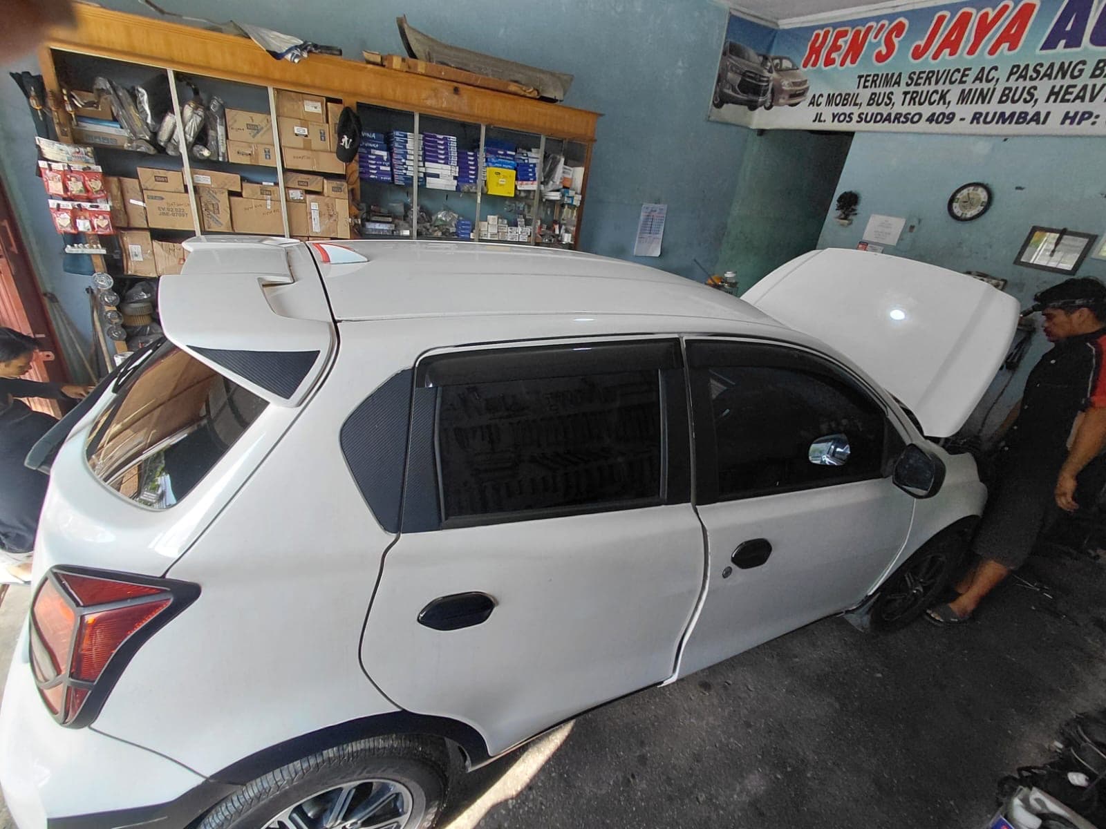 Kendaraan berada di dalam bengkel Hen's Jaya AC Mobil