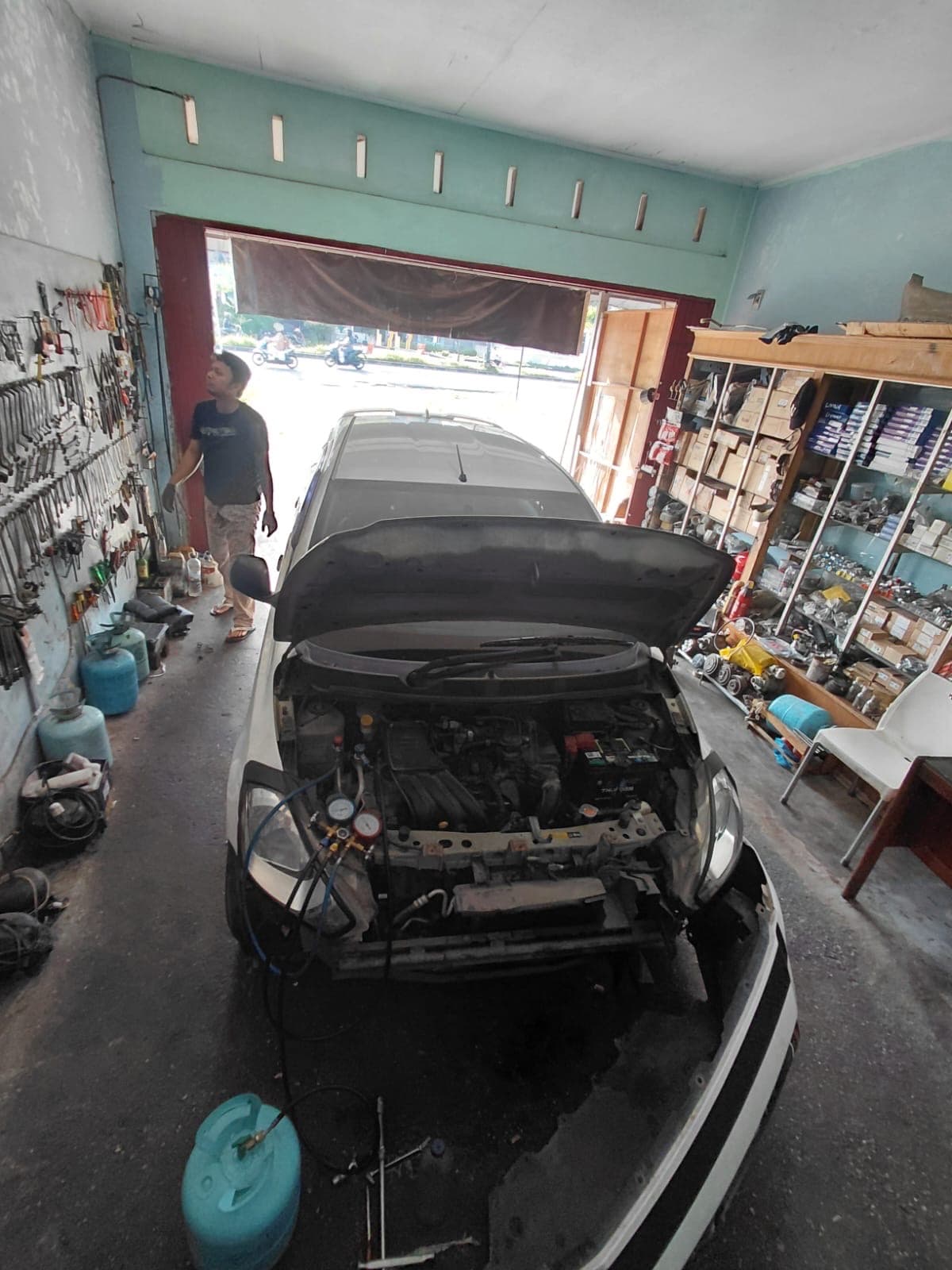 Area bengkel saat kendaraan sedang diperiksa