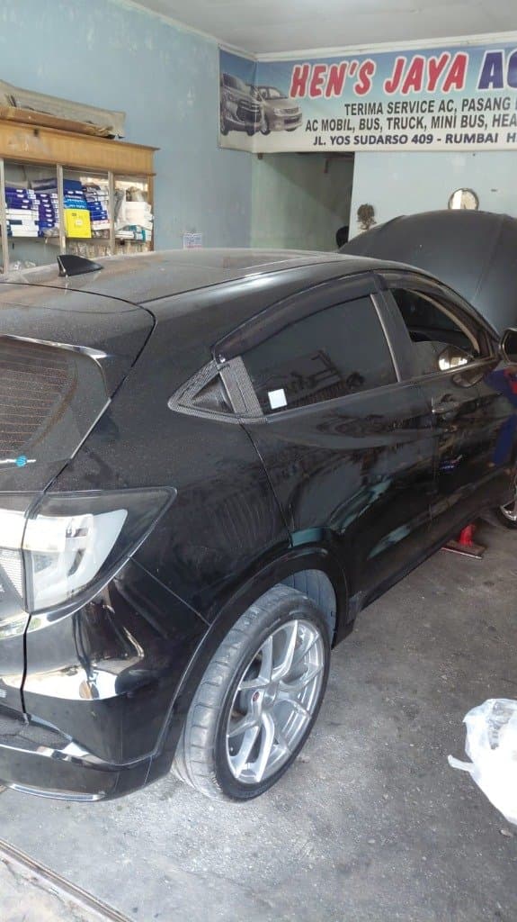 Honda HR-V tampak samping