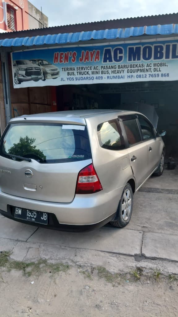 Nissan Livina terparkir di depan bengkel