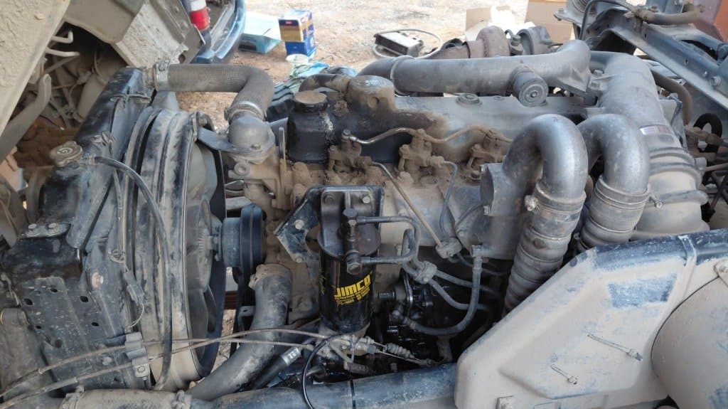 Detail instalasi kompresor AC pada mesin truk