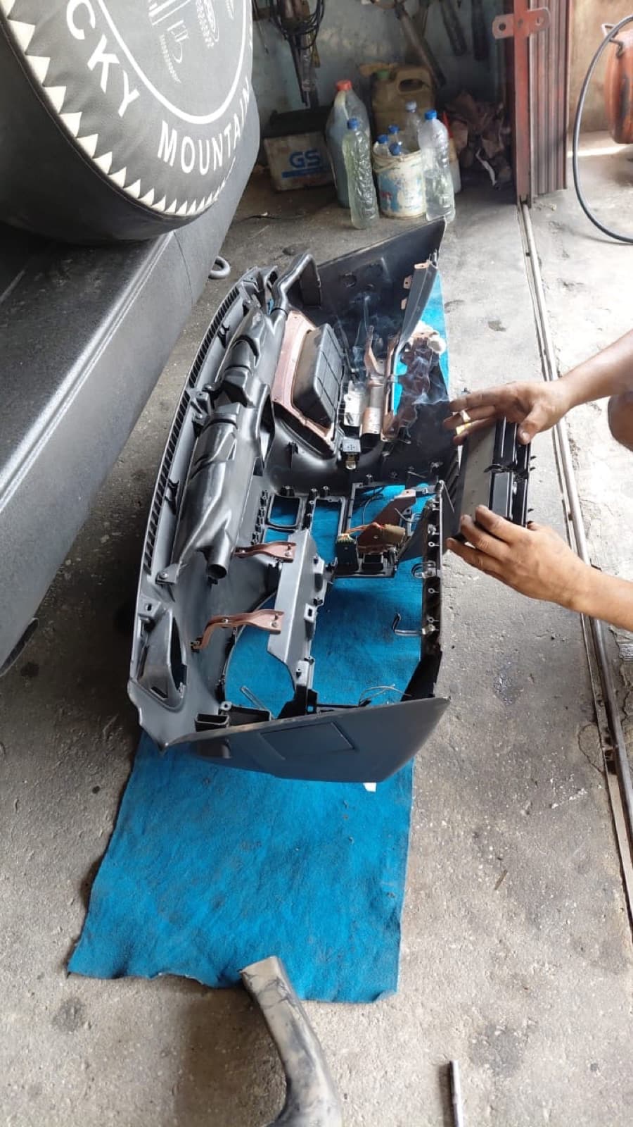 Komponen dashboard dan saluran udara diletakkan di area kerja