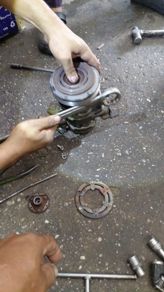 Proses penggantian magnetic clutch kompresor
