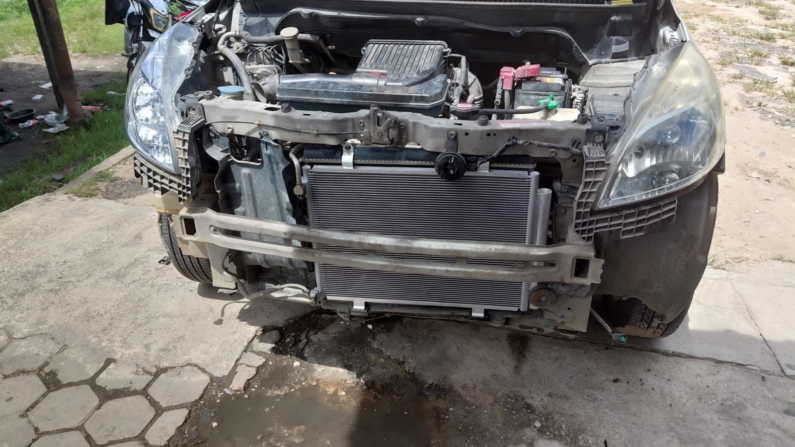 Area depan kendaraan dengan komponen pendingin terlihat