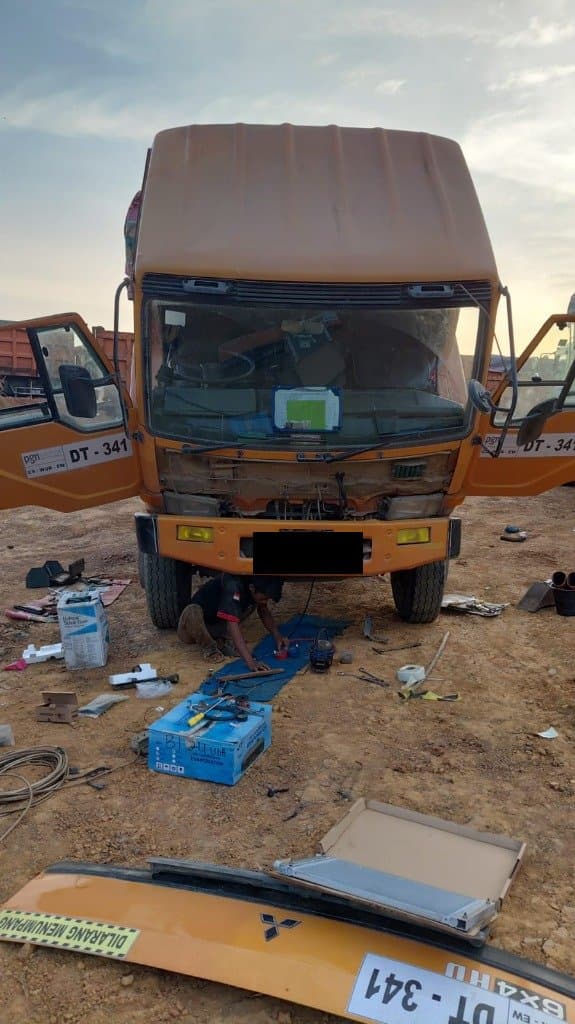 Proses instalasi AC truck DT-341 PT Andalas Karya Mulia