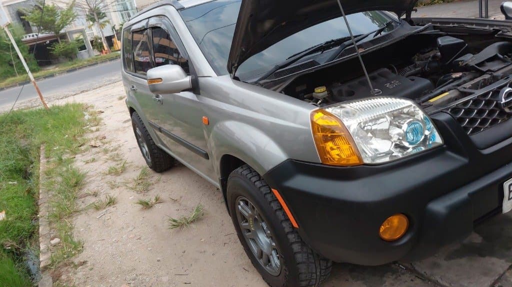 Nissan X-Trail tampak samping kanan