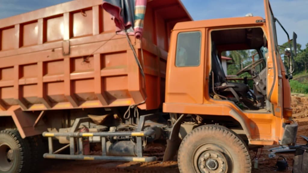 Sisi sasis truck dalam proses perakitan AC