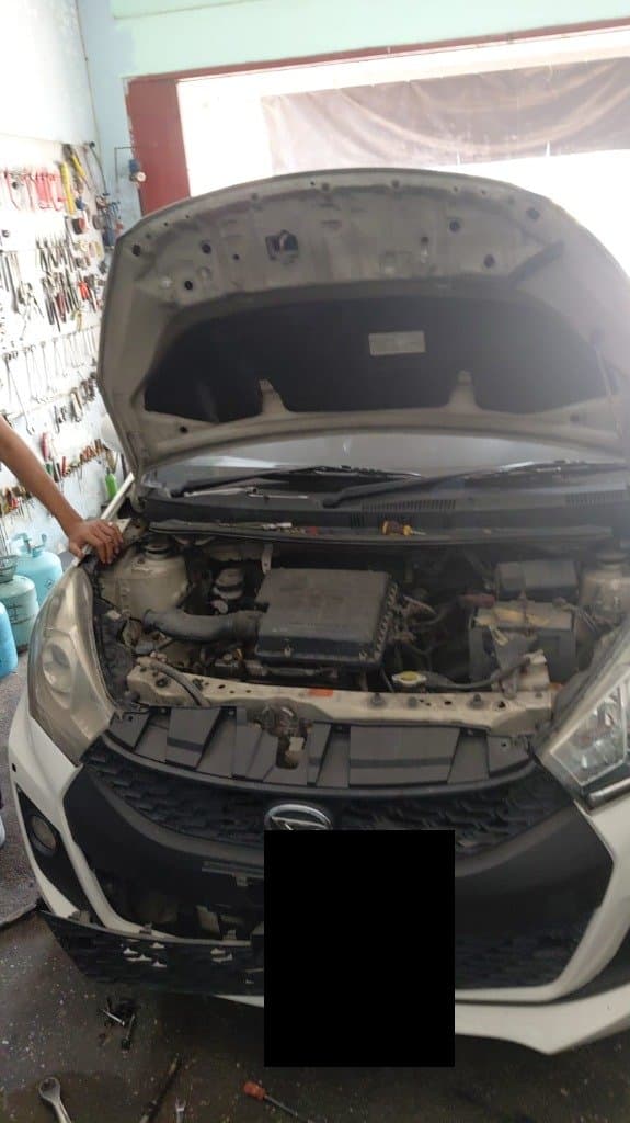 Pelepasan bemper depan Daihatsu Sirion