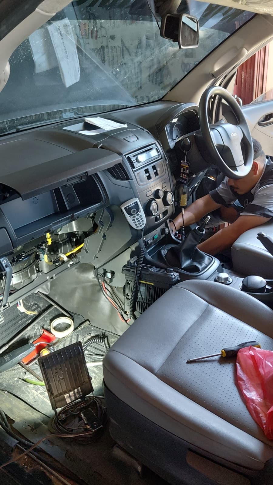 Kendaraan sedang dicek menggunakan alat service AC