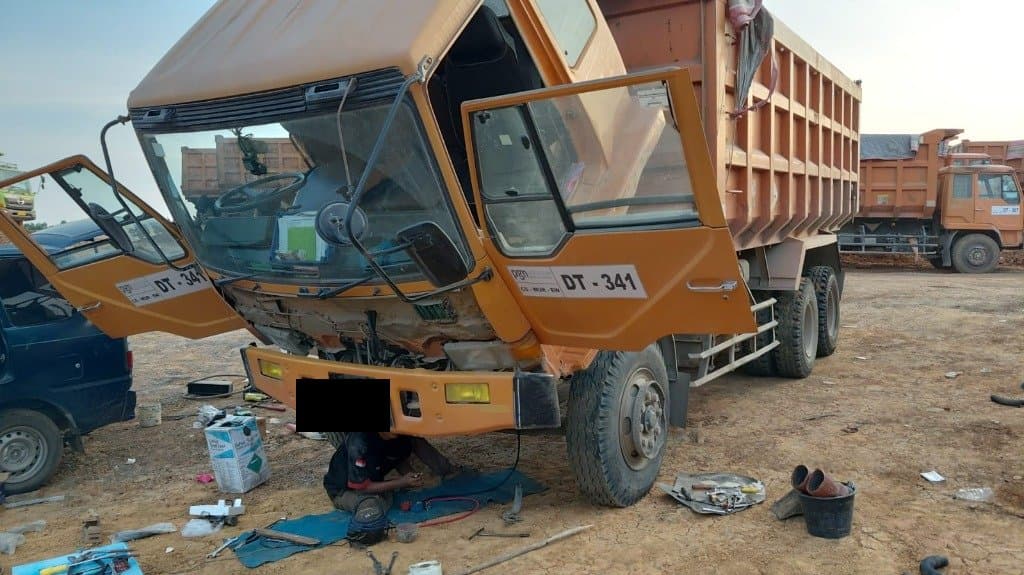 Truk DT-341 proses pemasangan kompresor AC