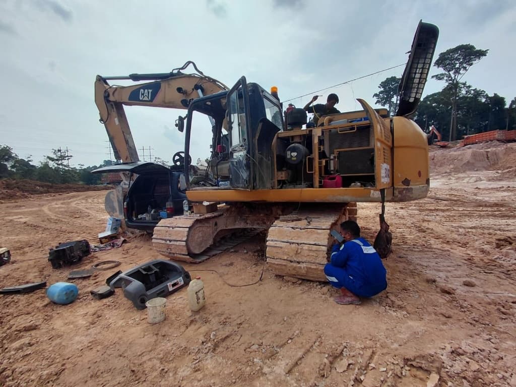 Layanan Mobile Service AC Alat Berat di Lokasi Proyek