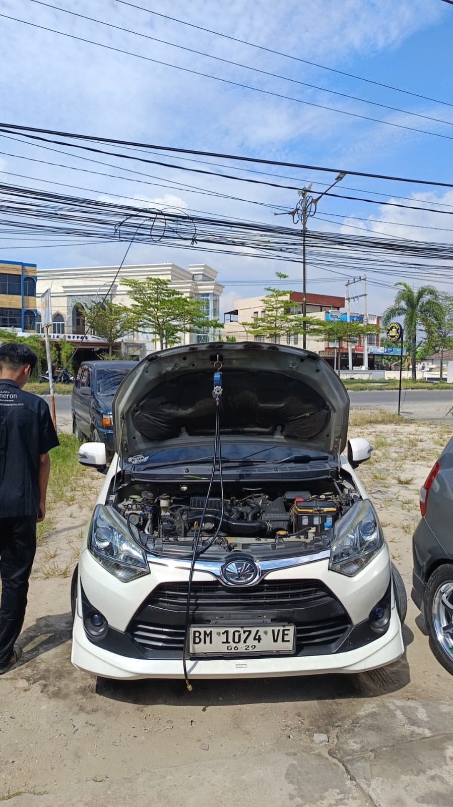 Area depan kendaraan niaga saat proses pengecekan