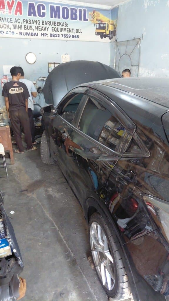 Proses penggantian paking kompresor dan selang AC