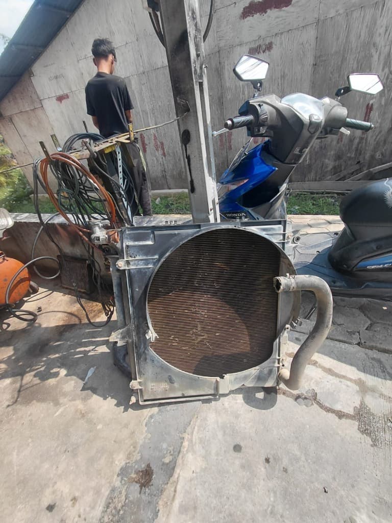 Pelepasan Radiator & Set Kondenser AC Untuk Pembersihan & Penggantian
