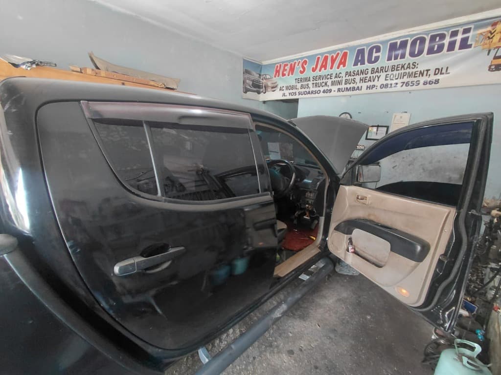 Mitsubishi Triton Dalam Pit Servis Bengkel Hen's Jaya AC Mobil Pekanbaru