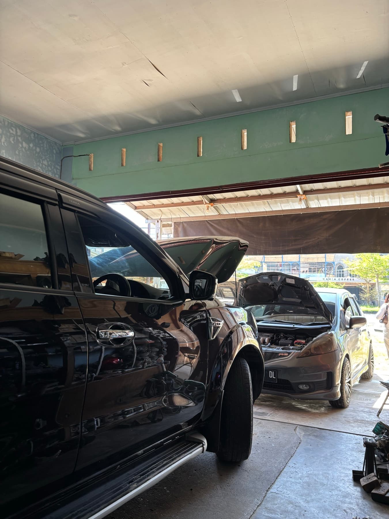 Suasana bengkel Hen's Jaya AC Mobil di Pekanbaru